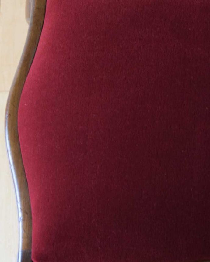 ダイニングチェア　アンティーク チェア　英国で見つけたアンティークチェア、細いラインが繊細で美しいクイーンアンチェア。生地もこだわって選びました椅子の優雅さをそのままにしておきたくて、座面の生地選びにもこだわりました。(k-1456-c)