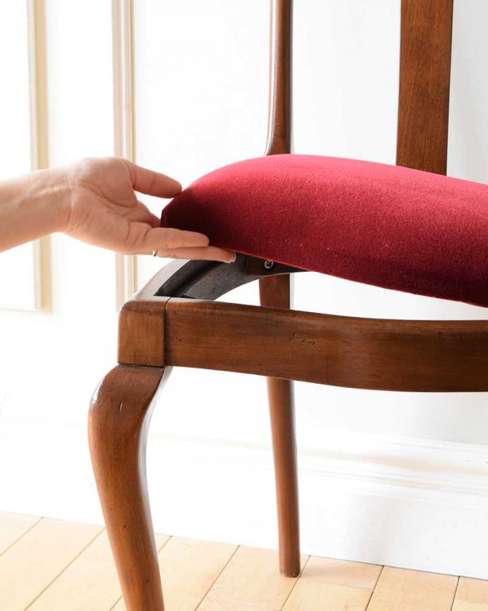 ダイニングチェア　アンティーク チェア　英国で見つけたアンティークチェア、細いラインが繊細で美しいクイーンアンチェア。取り外しできる座面座面の取り外しが簡単に出来るようになっています。(k-1456-c)