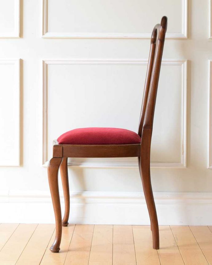 ダイニングチェア　アンティーク チェア　英国で見つけたアンティークチェア、細いラインが繊細で美しいクイーンアンチェア。横から見ても優雅な立ち姿しっかり組み直してあるので、横から見てもキレイです。(k-1456-c)