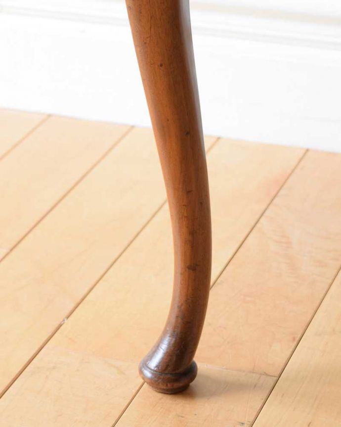 ダイニングチェア　アンティーク チェア　英国で見つけたアンティークチェア、細いラインが繊細で美しいクイーンアンチェア。床を滑らせて移動出来ますHandleではアンティークチェアの脚の裏にフェルトキーパーをお付けしています。(k-1456-c)