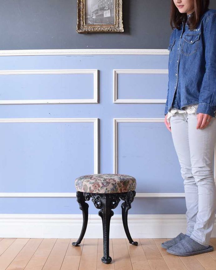 スツール・オットマン　アンティーク チェア　英国輸入のアンティーク椅子、アイアン脚のオシャレなスツール。座ったり、飾ったり･･･お家のなかの様々シーンで活躍してくれるアンティークのスツール。(k-1458-c)