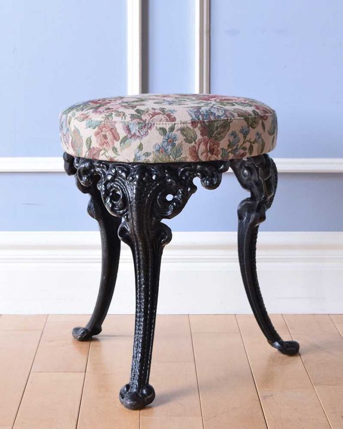 スツール・オットマン　アンティーク チェア　英国輸入のアンティーク椅子、アイアン脚のオシャレなスツール。しっかり修復しましたアンティークなので経年変化によるキズはありますが、専門の職人が目立たないようキレイにお直しをしているので、安心してお使い下さい。(k-1458-c)