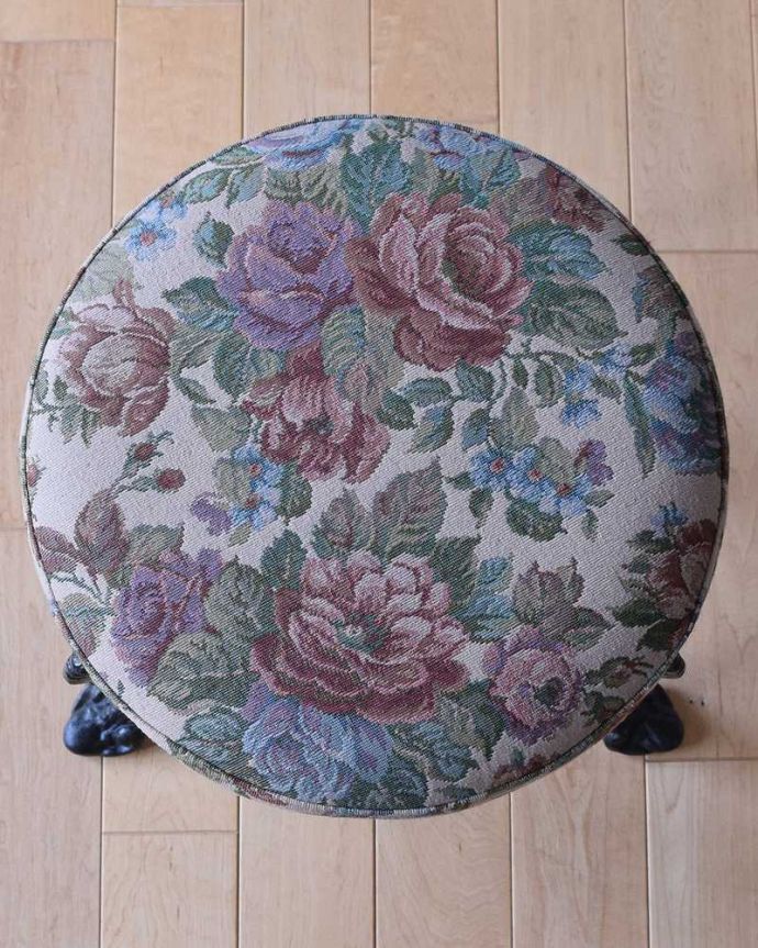 スツール・オットマン　アンティーク チェア　英国輸入のアンティーク椅子、アイアン脚のオシャレなスツール。座面を上から見るとこんな感じ座面は布貼りなので、長時間座っても疲れません。(k-1458-c)