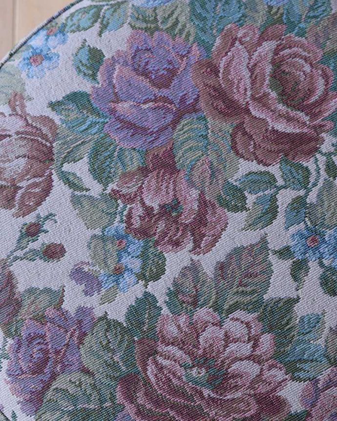 スツール・オットマン　アンティーク チェア　英国輸入のアンティーク椅子、アイアン脚のオシャレなスツール。生地のセレクトにもこだわりました優雅なアンティークチェアの雰囲気をそのままに、一番似合う貼り座をじっくり選びました。(k-1458-c)