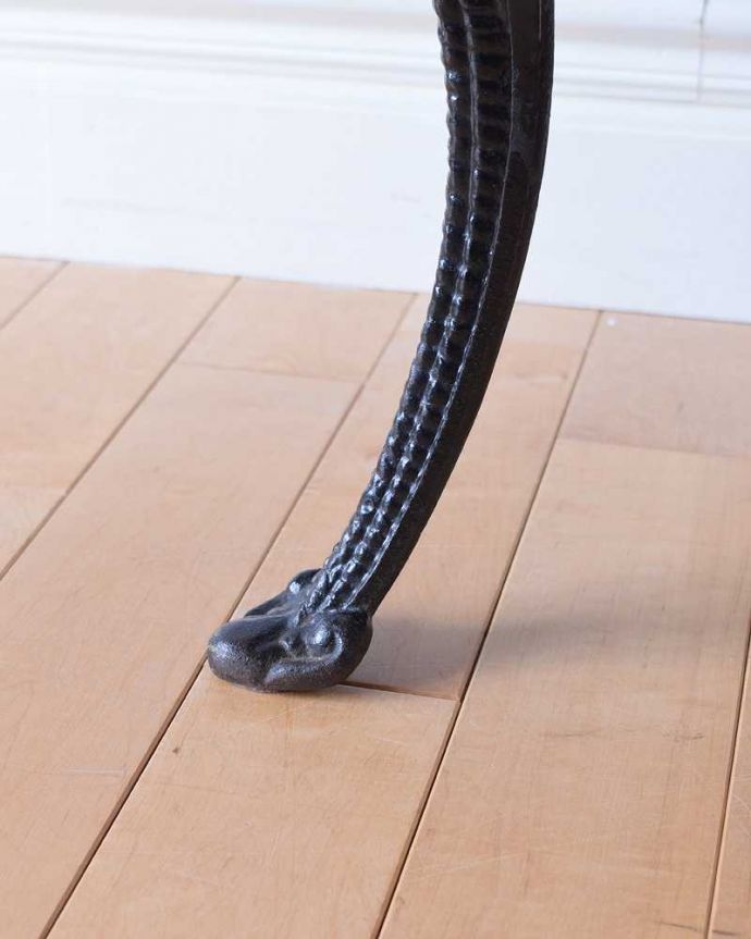 スツール・オットマン　アンティーク チェア　英国輸入のアンティーク椅子、アイアン脚のオシャレなスツール。移動もラクラクの理由は…Handleではアンティークチェアの脚の裏にフェルトキーパーをお付けしています。(k-1458-c)