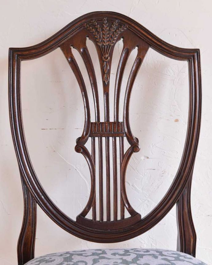 背もたれが美しいアンティークの椅子