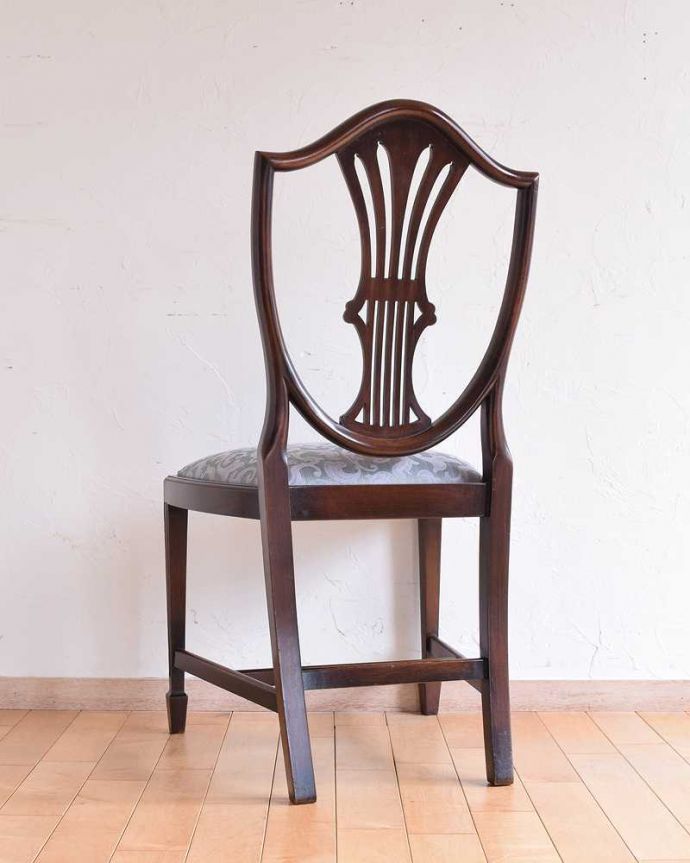 アンティークのサロンチェアの後ろ姿