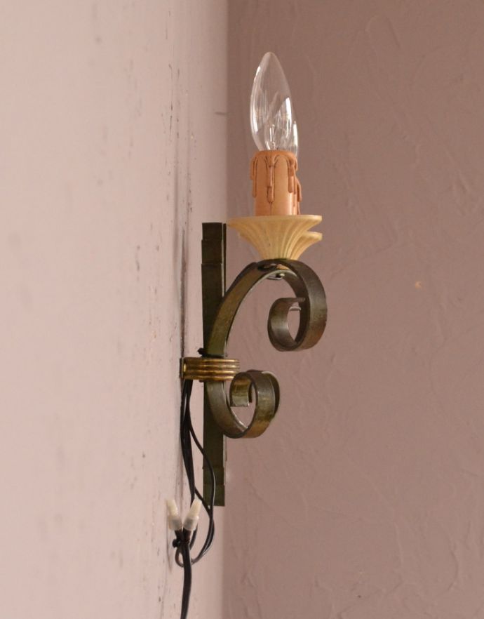壁付けブラケット 照明・ライティング フランス輸入のアンティーク照明、お洒落なウォールブラケット(2灯)(E17シャンデリア球付)。横から見ると・・・壁を彩るシャンデリアは横から見てもステキです。(k-1461-z)