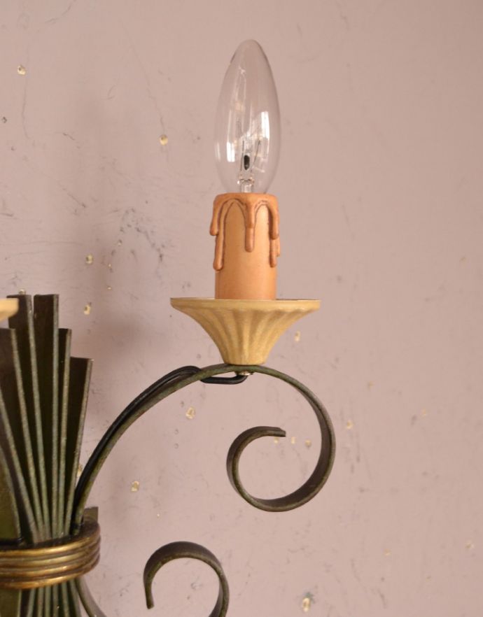 壁付けブラケット 照明・ライティング フランス輸入のアンティーク照明、お洒落なウォールブラケット(2灯)(E17シャンデリア球付)。LEDも使えます口金は100Wまで対応可能ですが、蝋管付きなので白熱球は40W以下がオススメです。(k-1461-z)