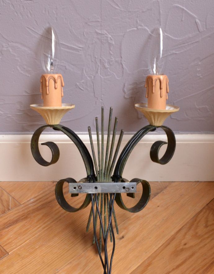 壁付けブラケット 照明・ライティング フランス輸入のアンティーク照明、お洒落なウォールブラケット(2灯)(E17シャンデリア球付)。直結タイプでお届けします日本仕様で配線しました。(k-1461-z)