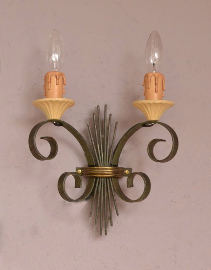壁付けブラケット 照明・ライティング フランス輸入のアンティーク照明、お洒落なウォールブラケット(2灯)(E17シャンデリア球付)。壁のアクセサリーでお部屋をオシャレに大変身日本ではあまり使わない壁付けのシャンデリア。(k-1461-z)