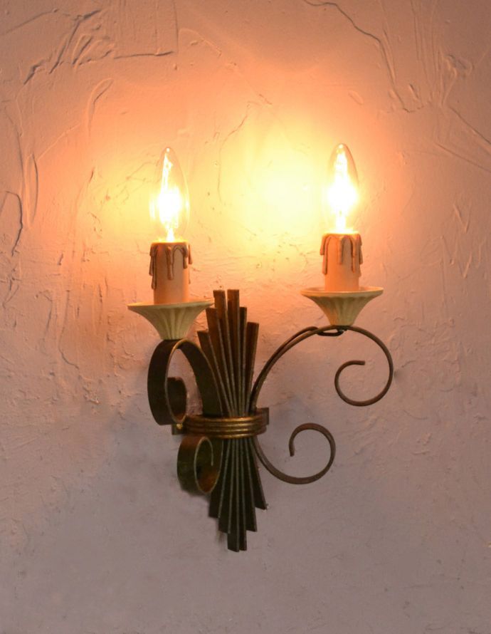 壁付けブラケット 照明・ライティング フランス輸入のアンティーク照明、お洒落なウォールブラケット(2灯)(E17シャンデリア球付)。日本仕様で修復しましたHandleの照明はアンティーク専門の職人が時間をかけて、口金も配線も日本仕様の新しいものに修理しているので、新しい日本の照明器具と変わりません。(k-1461-z)