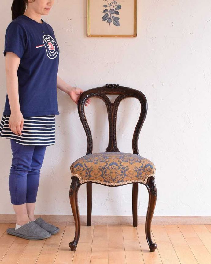 アンティークのバルーンバックチェア