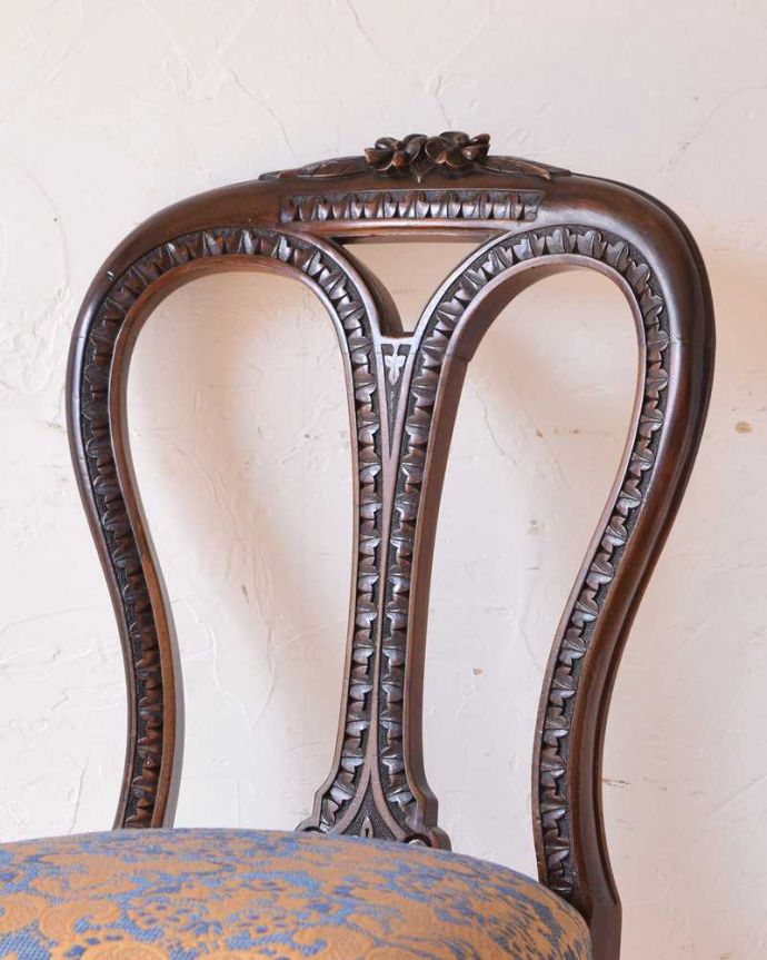 背もたれが美しいアンティークの椅子