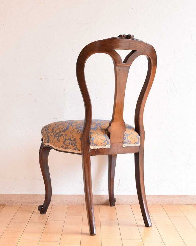 アンティークのサロンチェアの後ろ姿