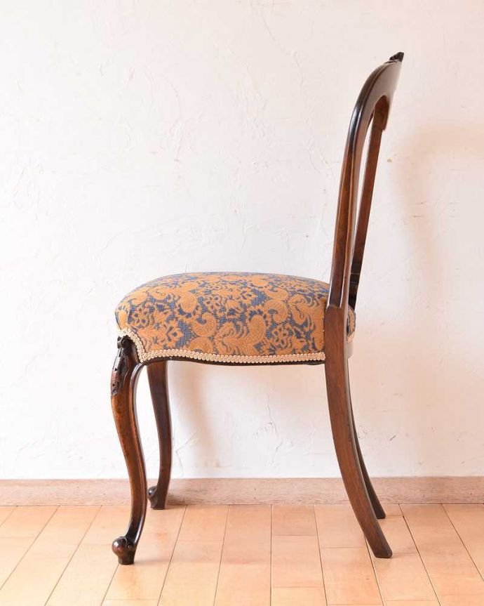 アンティークの椅子の側面