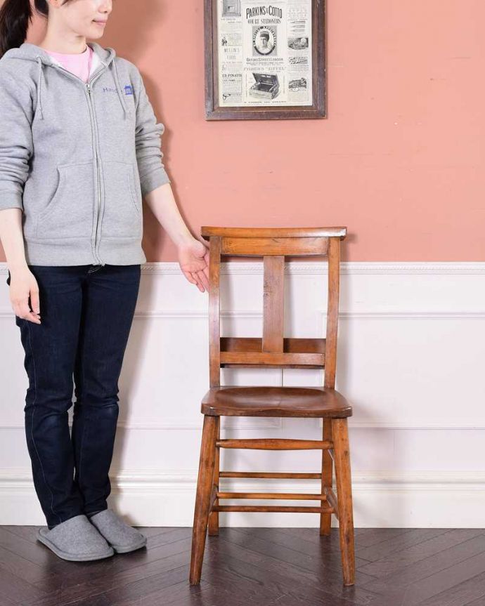 ダイニングチェア アンティーク チェア 味わい深いナチュラルなインテリア、シンプルなアンティークのイギリスチャーチチェア(聖書箱付き)。教会で使われていた椅子名前の通り、日曜日に礼拝に教会に来た人たちが座っていたチャーチチェア。(k-1465-c)