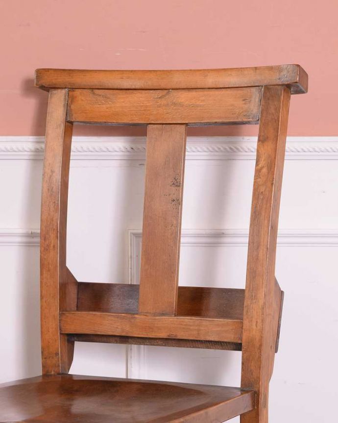 ダイニングチェア アンティーク チェア 味わい深いナチュラルなインテリア、シンプルなアンティークのイギリスチャーチチェア(聖書箱付き)。教会ごとに違う背もたれいろんなデザインのチャーチチェア。(k-1465-c)