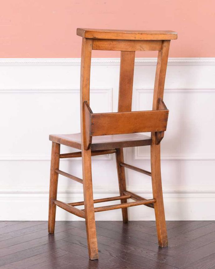 ダイニングチェア アンティーク チェア 味わい深いナチュラルなインテリア、シンプルなアンティークのイギリスチャーチチェア(聖書箱付き)。後ろ姿にも自信があります!教会でズラーっと並べられていた感じで後ろから眺めてみましょう。(k-1465-c)