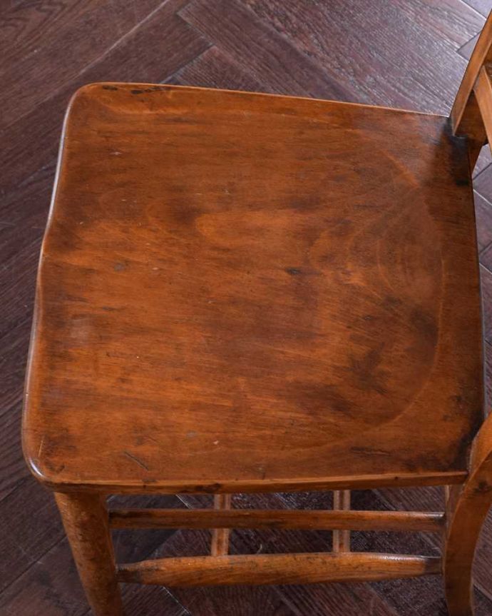 ダイニングチェア アンティーク チェア 味わい深いナチュラルなインテリア、シンプルなアンティークのイギリスチャーチチェア(聖書箱付き)。座面に隠されたヒミツ日曜礼拝で長時間座っていても疲れないように、お尻と太もも部分に彫が入っているんです。(k-1465-c)