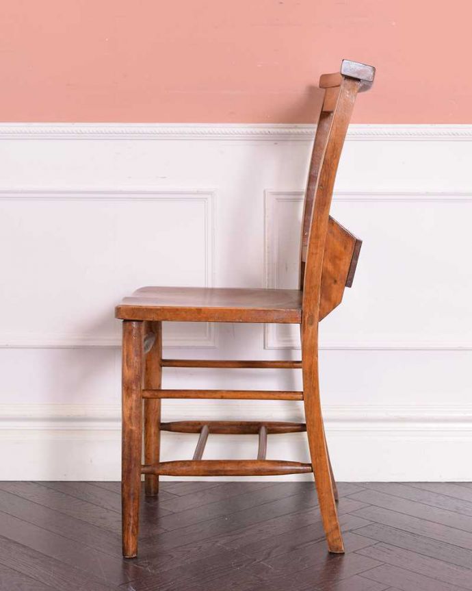 ダイニングチェア アンティーク チェア 味わい深いナチュラルなインテリア、シンプルなアンティークのイギリスチャーチチェア(聖書箱付き)。横から見るとこんな感じ脚もとにある桟は、礼拝に来た人たちの荷物置き場。(k-1465-c)