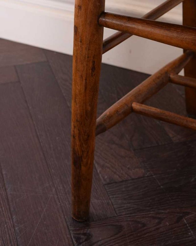 ダイニングチェア アンティーク チェア 味わい深いナチュラルなインテリア、シンプルなアンティークのイギリスチャーチチェア(聖書箱付き)。床を滑らせて移動出来ますHandleではアンティークチェアの脚の裏にフェルトキーパーをお付けしています。(k-1465-c)