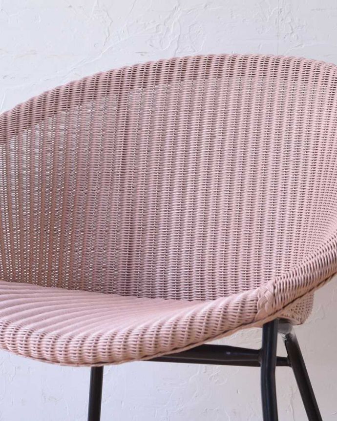 ロイドルーム　アンティーク チェア　オシャレなアンティークチェア、アイアンフレームのロイドルームチェア。アンティークとして使える頑丈さが魅力です可愛い編み目模様もロイドルームの魅力の一つ。(k-1467-c)