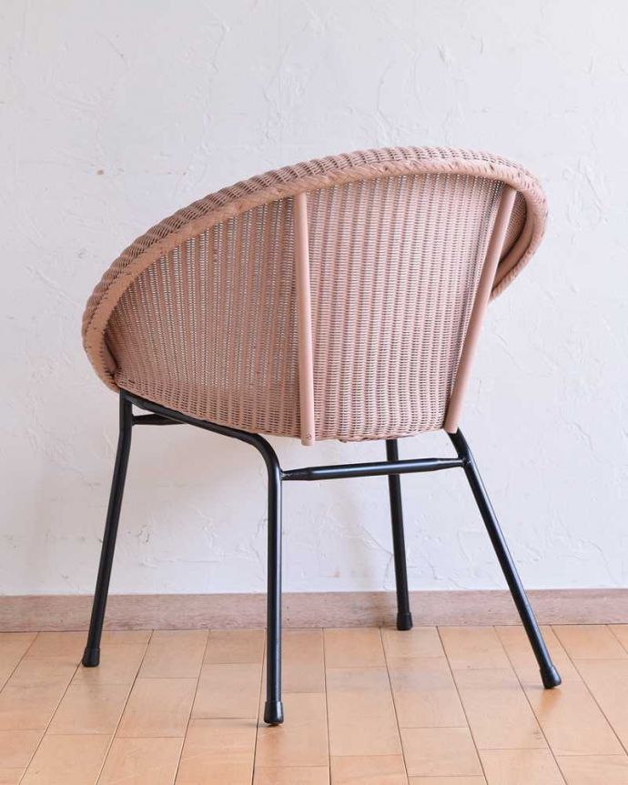 ロイドルーム　アンティーク チェア　オシャレなアンティークチェア、アイアンフレームのロイドルームチェア。後ろ姿にも自信があります！アンティークは新品ではないので経年変化によるキズはありますが、専門の職人が目立たないようキレイにお直しをしているので、後姿までキレイです。(k-1467-c)