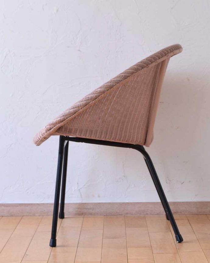 ロイドルーム　アンティーク チェア　オシャレなアンティークチェア、アイアンフレームのロイドルームチェア。横から見るとこんな感じです背もたれがゆるやかにカーブしているので、深く腰掛けるとよりリラックスできます。(k-1467-c)