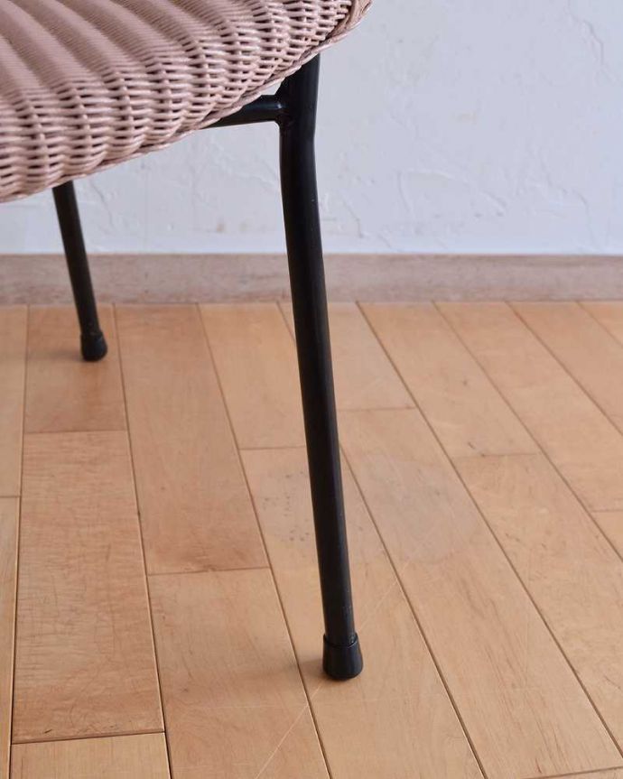 ロイドルーム　アンティーク チェア　オシャレなアンティークチェア、アイアンフレームのロイドルームチェア。床を滑らせて移動出来ますHandleではアンティークチェアの脚の裏にフェルトキーパーをお付けしています。(k-1467-c)