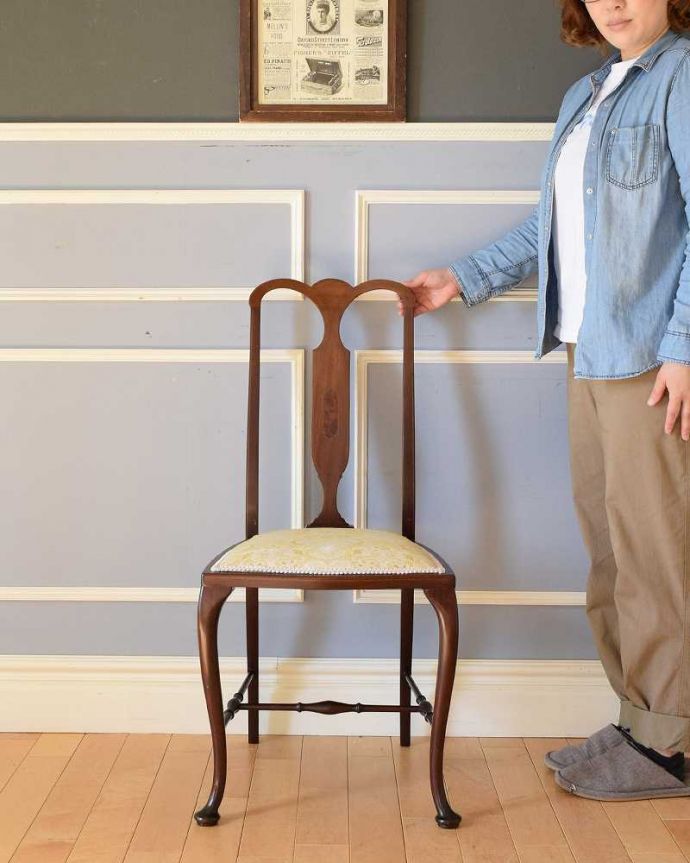 アンティーク チェア 脚に繊細な支えが付いた高級感のあるアンティーク クイーンアンチェア(マホガニー材)。アン女王時代に作られた英国の代表的な椅子クイーンアンチェアはそれまでの板座とは違って掛け心地がいいようにクッション性のある座面で作られた椅子です。(k-1468-c)