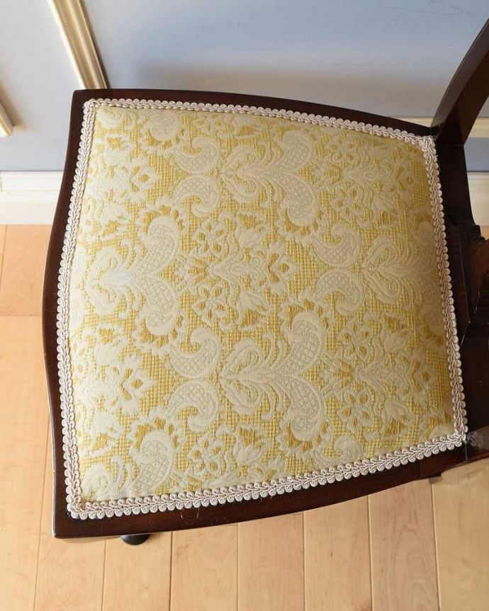 アンティーク チェア 脚に繊細な支えが付いた高級感のあるアンティーク クイーンアンチェア(マホガニー材)。新しく貼り替えました修復の際、座面の生地も新しいものに貼り替えてあります。(k-1468-c)