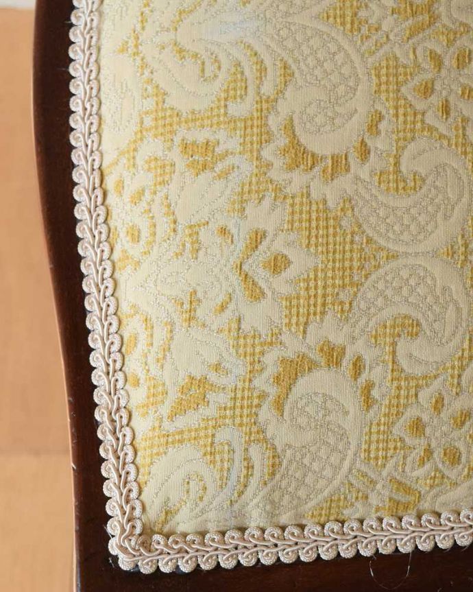 アンティーク チェア 脚に繊細な支えが付いた高級感のあるアンティーク クイーンアンチェア(マホガニー材)。生地もこだわって選びました椅子の優雅さをそのままにしておきたくて、座面の生地選びにもこだわりました。(k-1468-c)