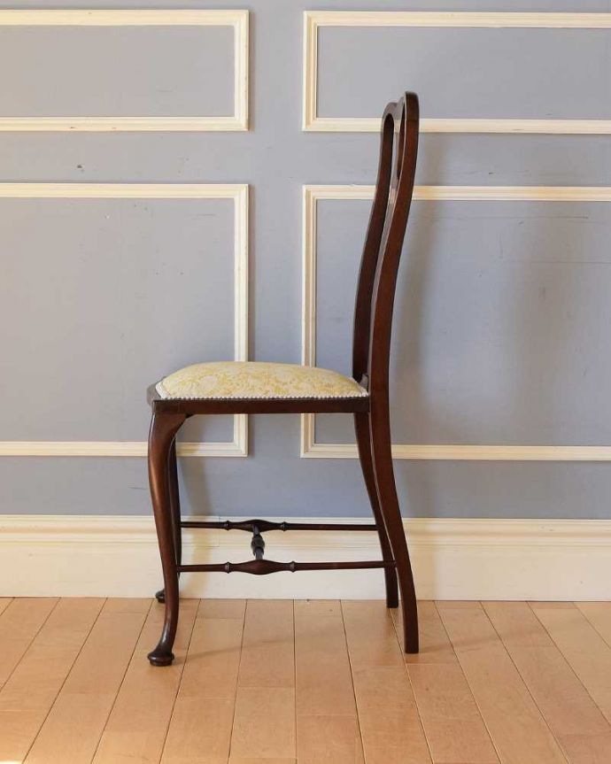 アンティーク チェア 脚に繊細な支えが付いた高級感のあるアンティーク クイーンアンチェア(マホガニー材)。横から見ても優雅な立ち姿しっかり組み直してあるので、横から見てもキレイです。(k-1468-c)