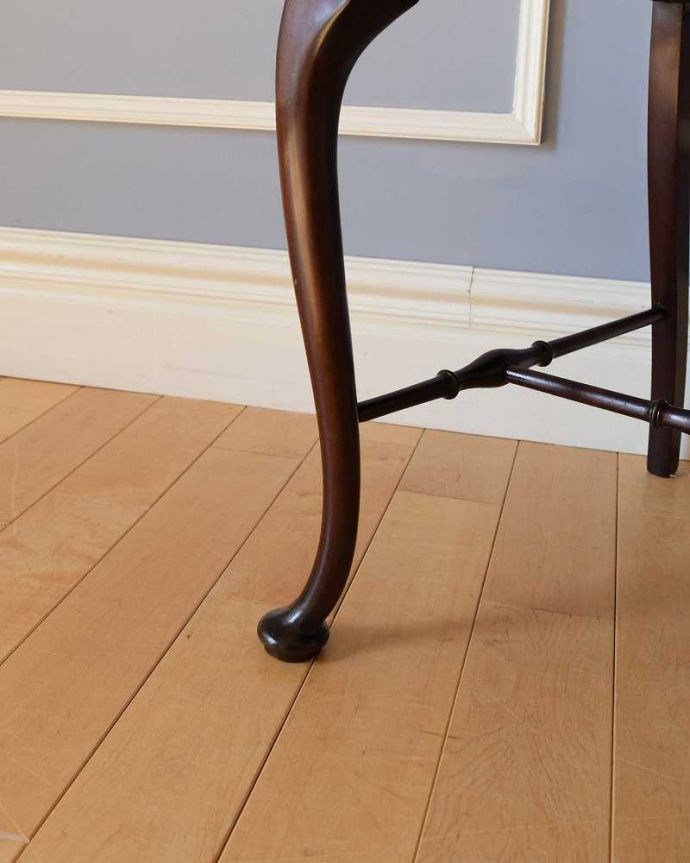 アンティーク チェア 脚に繊細な支えが付いた高級感のあるアンティーク クイーンアンチェア(マホガニー材)。床を滑らせて移動出来ますHandleではアンティークチェアの脚の裏にフェルトキーパーをお付けしています。(k-1468-c)