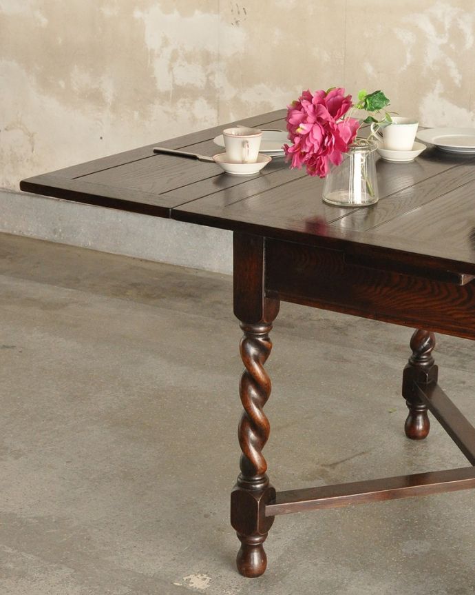 アンティークのテーブル　アンティーク家具　アンティークのおしゃれな英国輸入家具、脚がキレイなドローリーフテーブル。やっぱり目立っちゃう女性らしいツイスト脚ツイスト脚のテーブルはアンティークのデザインの定番中の定番。(k-1468-f)