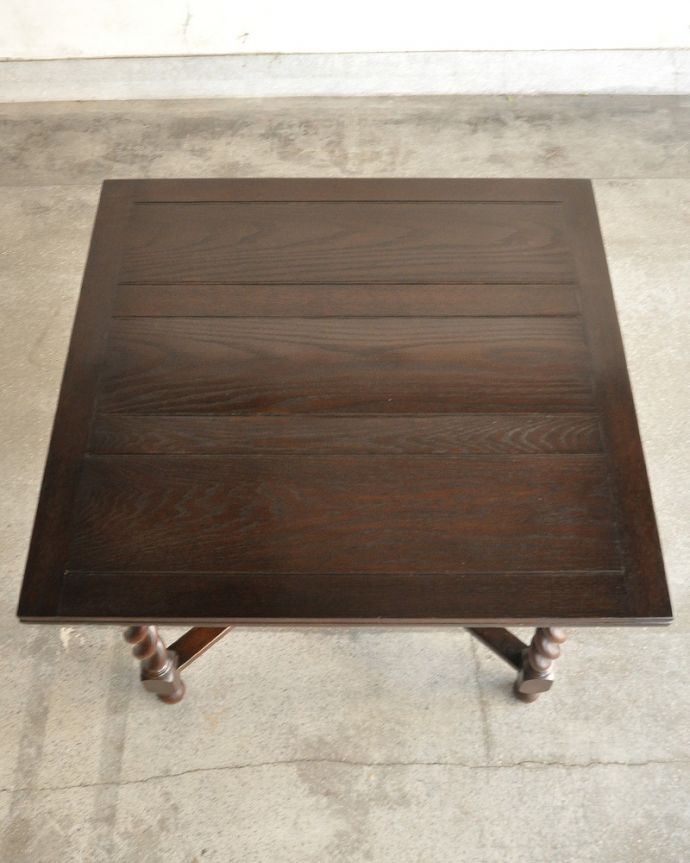 アンティークのテーブル　アンティーク家具　アンティークのおしゃれな英国輸入家具、脚がキレイなドローリーフテーブル。上から見るとこんな形リーフを開く前はこんな形です。(k-1468-f)