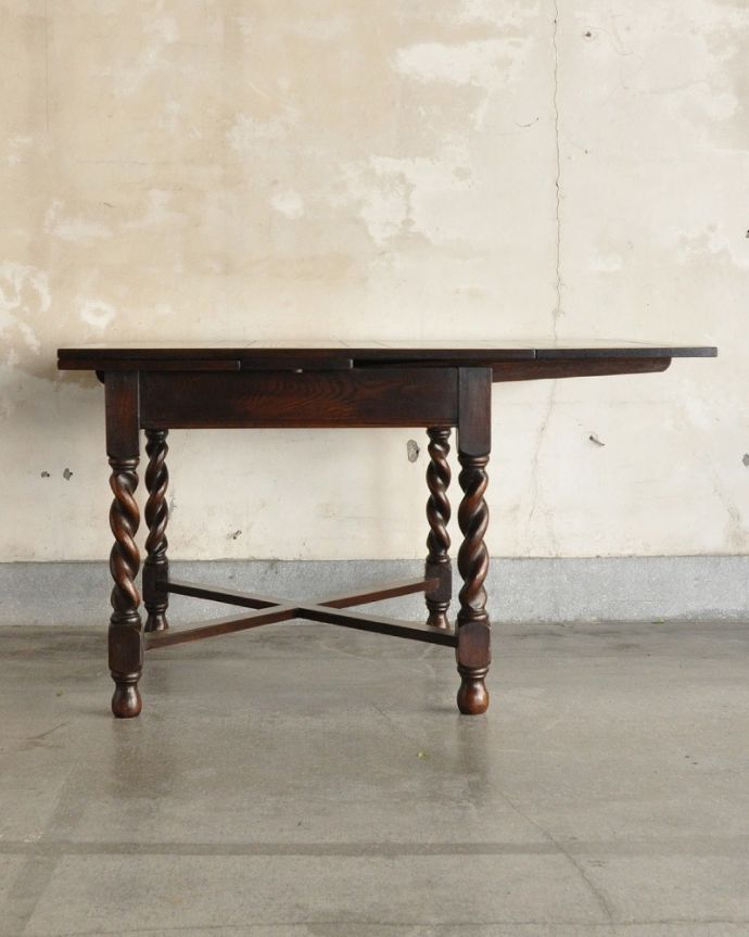 アンティークのテーブル　アンティーク家具　アンティークのおしゃれな英国輸入家具、脚がキレイなドローリーフテーブル。片方だけ開いてもOK片方のリーフだけを開くとこんな感じ。(k-1468-f)