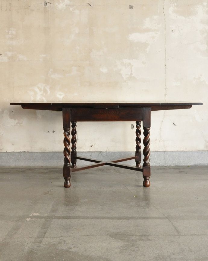 アンティークのテーブル　アンティーク家具　アンティークのおしゃれな英国輸入家具、脚がキレイなドローリーフテーブル。両方開くと大きなサイズ！家族が増えた時やみんなが集まった時、両方のリーフを開けば大きなサイズに。(k-1468-f)