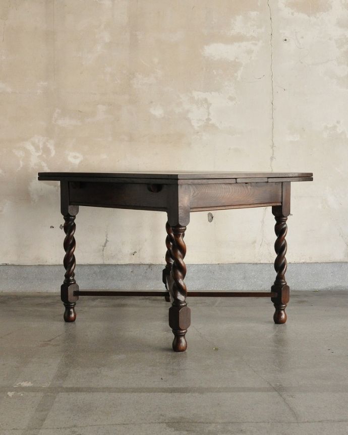 アンティークのテーブル　アンティーク家具　アンティークのおしゃれな英国輸入家具、脚がキレイなドローリーフテーブル。こちら側から見てみると･･･アンティークは新品ではないので、もちろん経年変化によるキズはありますが、専門の職人がキレイに修復しました。(k-1468-f)