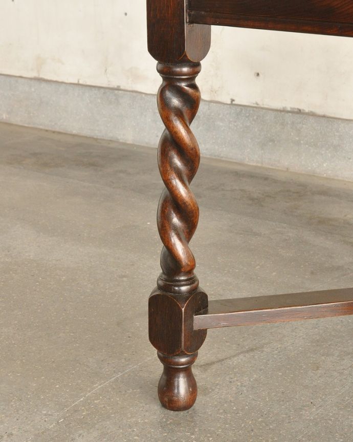 アンティークのテーブル　アンティーク家具　アンティークのおしゃれな英国輸入家具、脚がキレイなドローリーフテーブル。持ち上げなくても移動できます！Handleのアンティークは、脚の裏にフェルトキーパーをお付けしていますので、持ち上げなくても床を滑らせて移動させることが出来ます。(k-1468-f)
