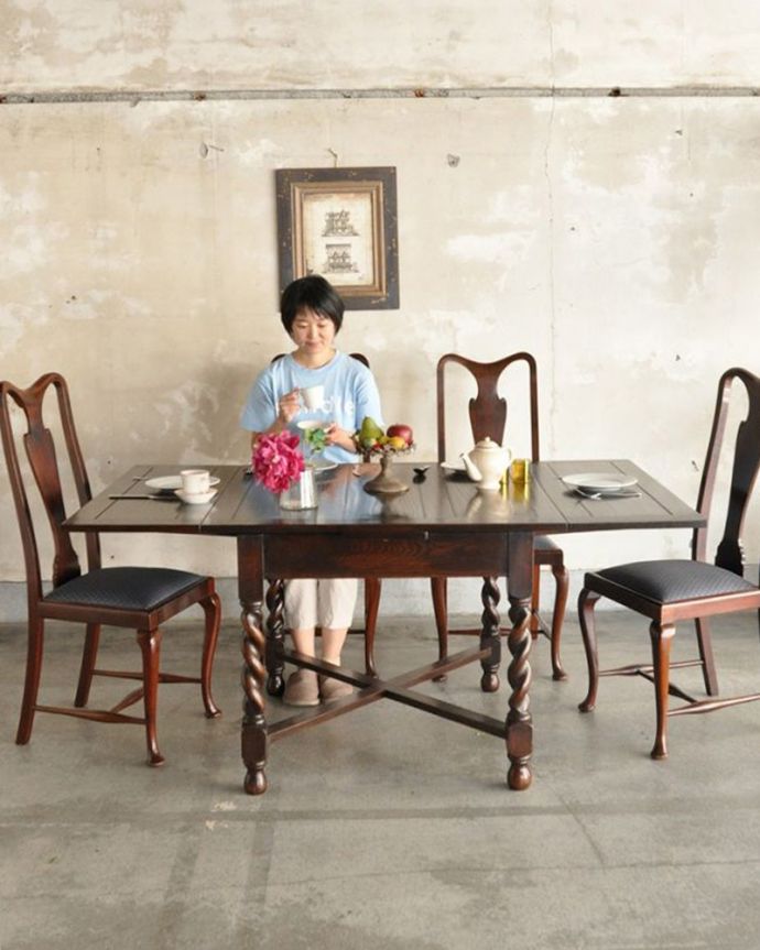 アンティークのテーブル　アンティーク家具　アンティークのおしゃれな英国輸入家具、脚がキレイなドローリーフテーブル。3通りの大きさで使える便利なテーブル天板の下に隠れているリーフを引っ張り出せばあっという間に大きく使えるドローリーフテーブル。(k-1468-f)