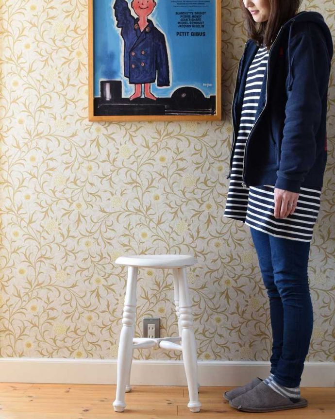 スツール・オットマン　アンティーク チェア　届いてすぐに使える小さなアンティークチェア、丸い座面のスツール。座ったり、飾ったり･･･お家のなかの様々シーンで活躍してくれるアンティークのスツール。(k-1469-c)