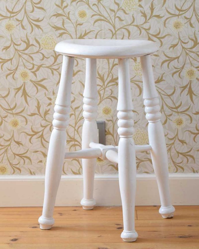 スツール・オットマン　アンティーク チェア　届いてすぐに使える小さなアンティークチェア、丸い座面のスツール。しっかり修復しましたアンティークなので経年変化によるキズはありますが、専門の職人が目立たないようキレイにお直しをしているので、安心してお使い下さい。(k-1469-c)