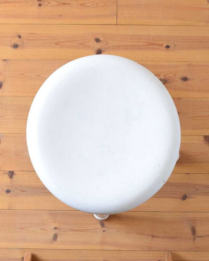 スツール・オットマン　アンティーク チェア　届いてすぐに使える小さなアンティークチェア、丸い座面のスツール。真ん丸な座面座ったり、荷物を置いたり、お花を飾ったり･･･いろいろ使えるアイテムです。(k-1469-c)