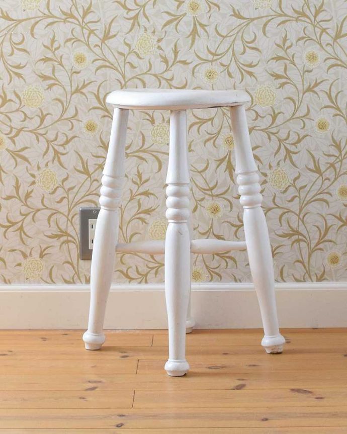 スツール・オットマン　アンティーク チェア　届いてすぐに使える小さなアンティークチェア、丸い座面のスツール。360度、どこから見ても美しい脚もしっかり組まれているのがわかります。(k-1469-c)