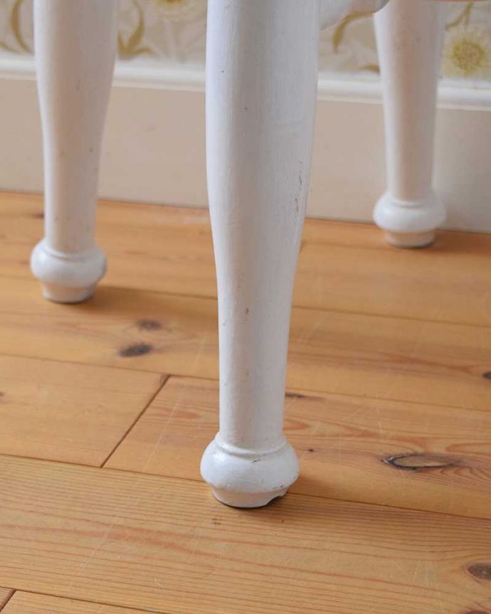 スツール・オットマン　アンティーク チェア　届いてすぐに使える小さなアンティークチェア、丸い座面のスツール。移動もラクラクの理由は…Handleではアンティークチェアの脚の裏にフェルトキーパーをお付けしています。(k-1469-c)