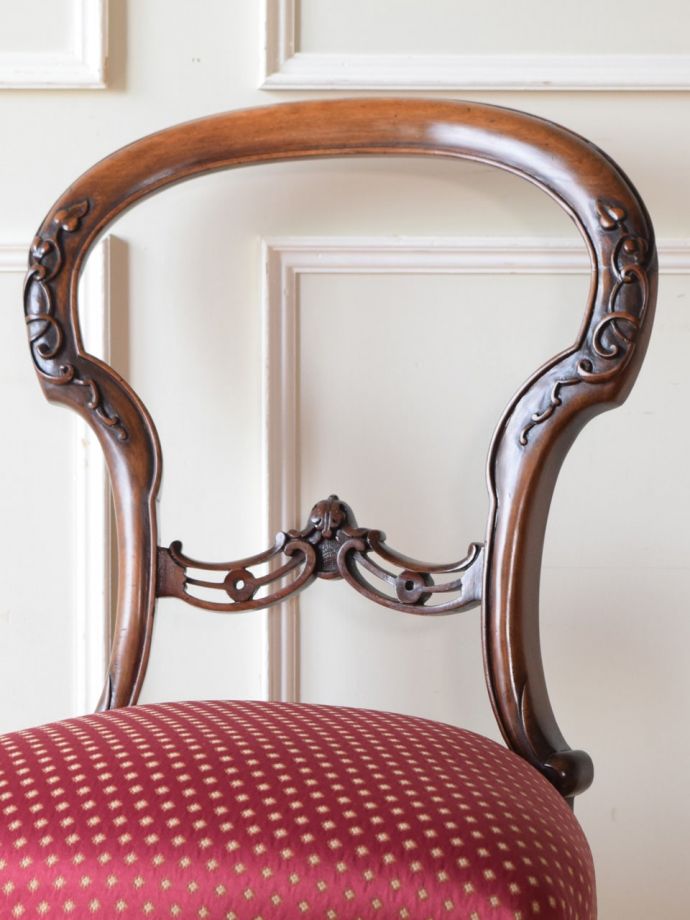 背もたれが美しいアンティークの椅子