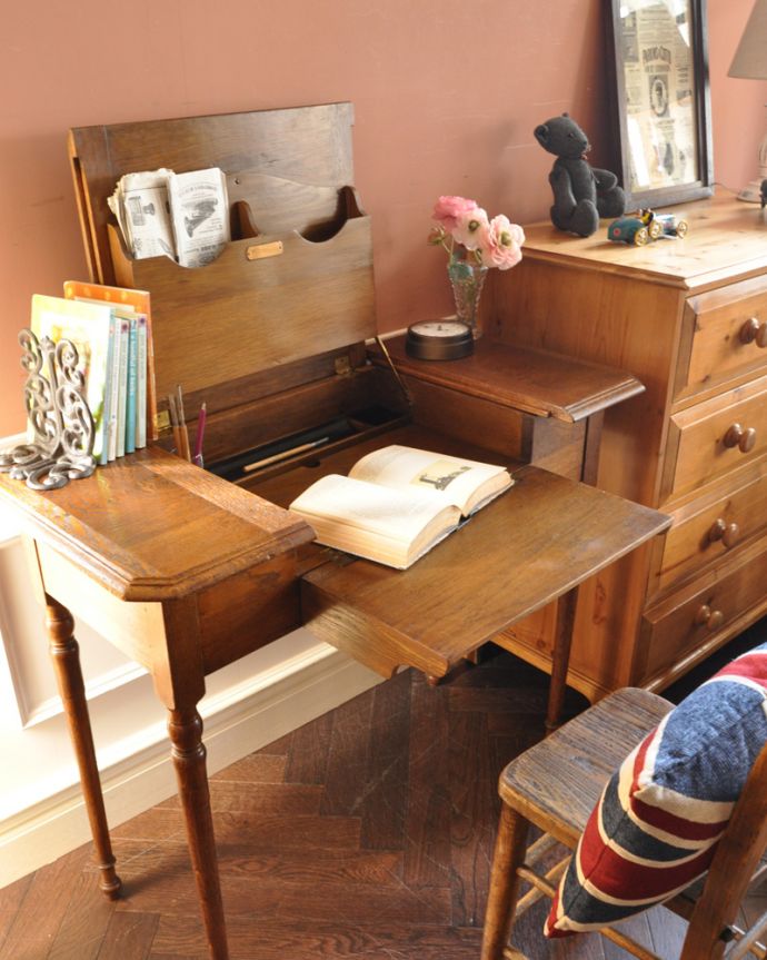 アンティークのデスク・書斎机 アンティーク家具 ただのデスクじゃありません!イギリスのアンティークパーソナルデスク(机)。美しいデスクの前に座るだけで、なんだか幸せな時間が時間が過ごせちゃう。(k-1471-f)
