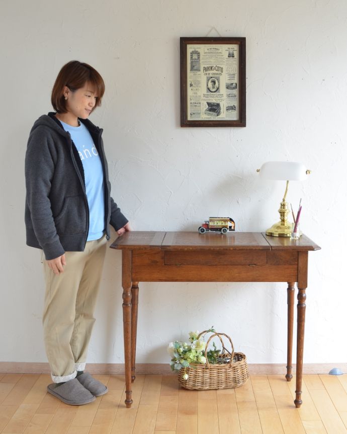 アンティークのデスク・書斎机 アンティーク家具 ただのデスクじゃありません!イギリスのアンティークパーソナルデスク(机)。リビングにこんなちょっとした台があると便利です。(k-1471-f)